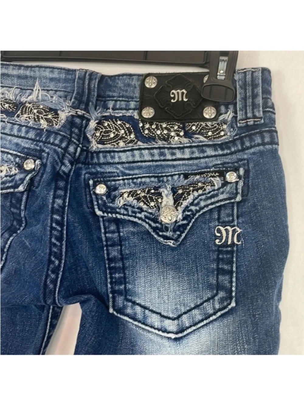 Miss Me Women’s Blue Denim Capri Jeans Low Rise Embellished Flap Pocket Size 27.